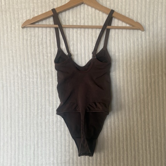 SKIMS Seamless Sculpt Thong Bodysuit Espresso Brown Size XS Stretchy NWOT - Picture 3 of 11
